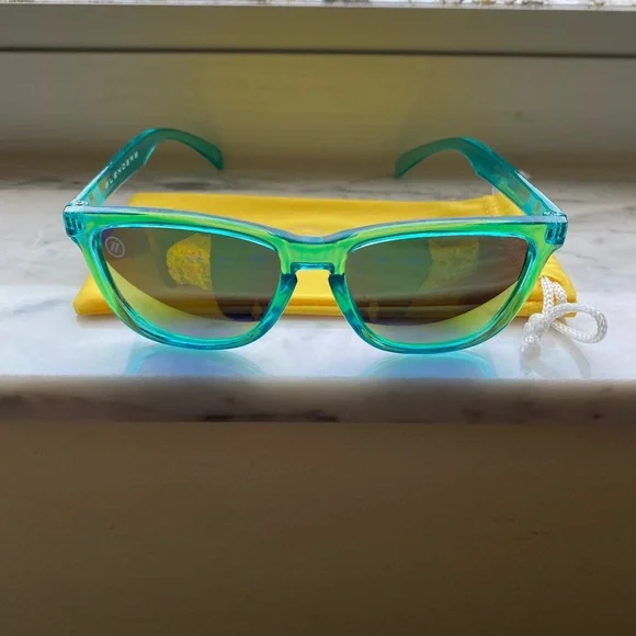 Stylish Green Sunglasses - Picture 1 of 6